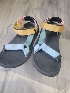 Teva Women's Hurricane XLT2 in the Light Multi colorway. Size 7